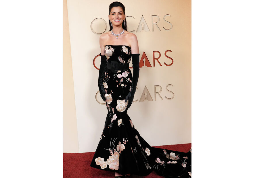 Anne Hathaway deslumbra nos Óscares 2026 com vestido floral e joias