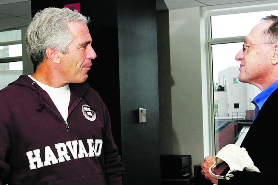 Epstein com um casaco  de Harvard  a falar com o advogado Alan Dershowitz 
