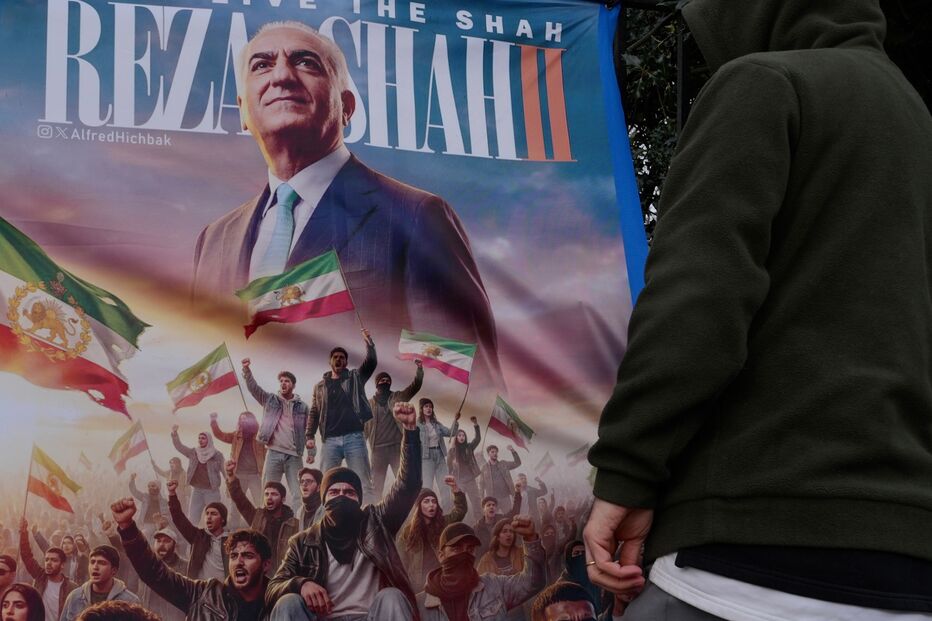 Cartaz com a imagem do príncipe herdeiro iraniano exilado, Reza Pahlavi