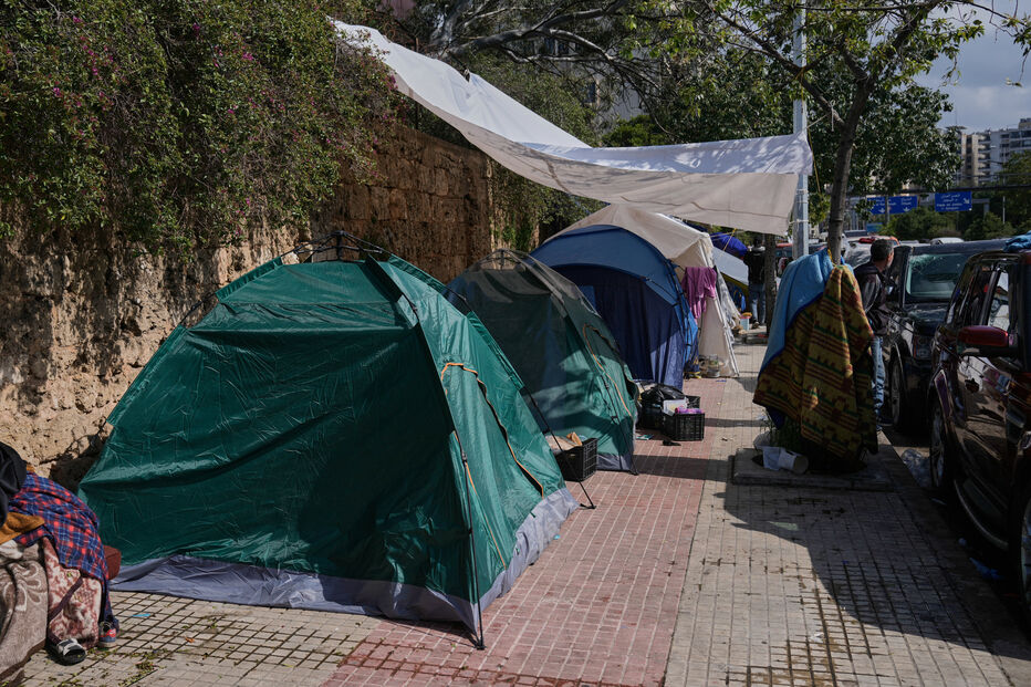 Pessoas deslocadas no Líbano devido a ataques aéreos abrigam-se em tendas