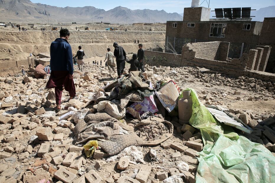 CabulMoradores inspecionam o local de um ataque em Cabul