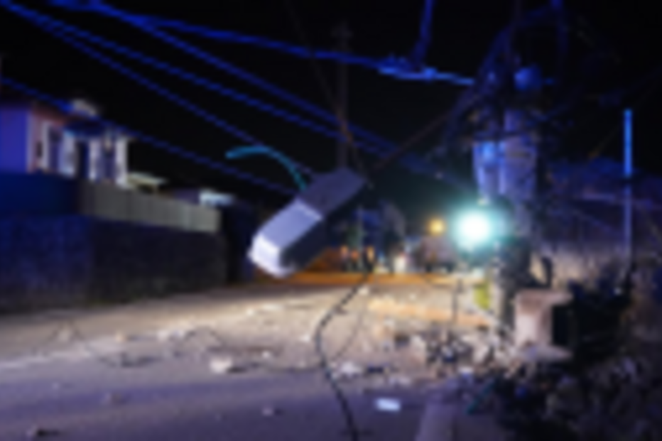 Rua danificada com cabos elétricos caídos após incidente noturno