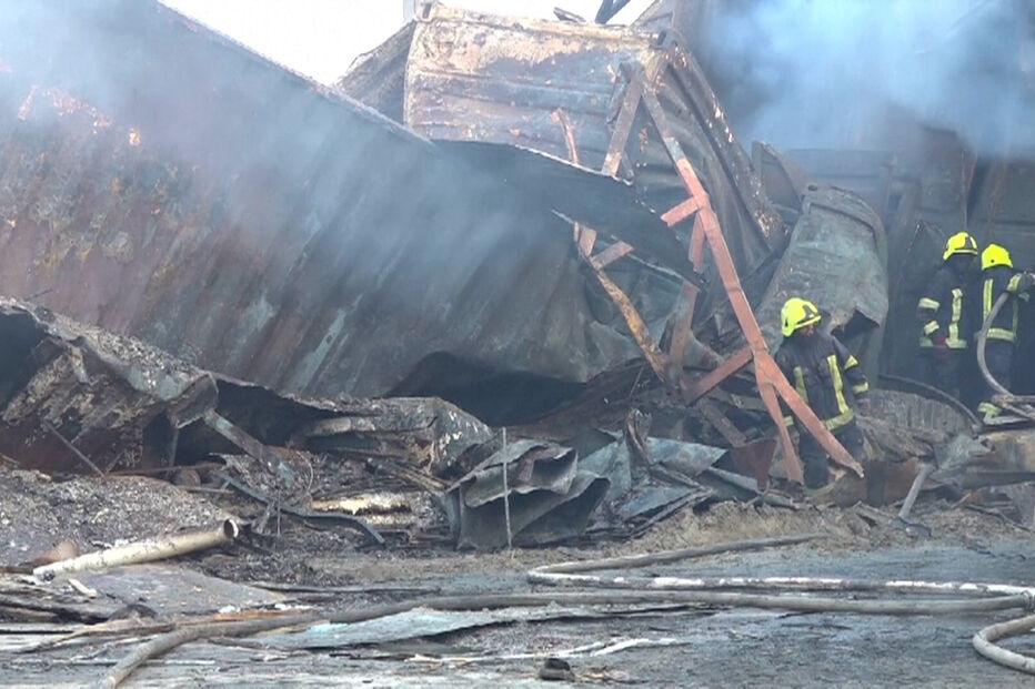 Ataque em Cabul causa destruição e vítimas, com bombeiros no local