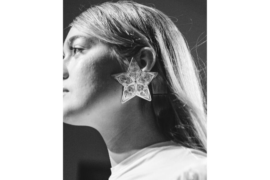 Mulher com brinco grande em forma de estrela