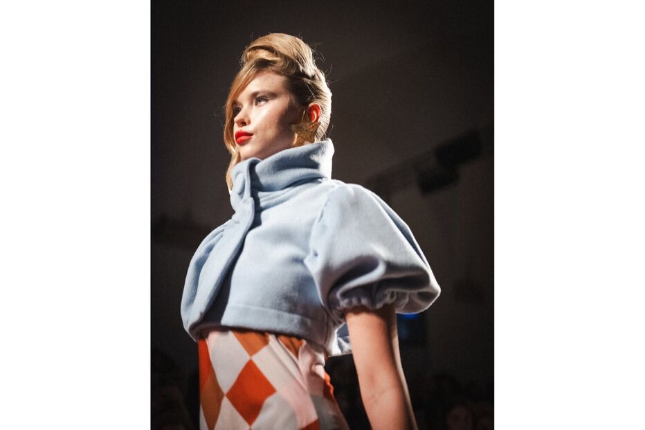 Modelo apresenta criação de moda em passerelle