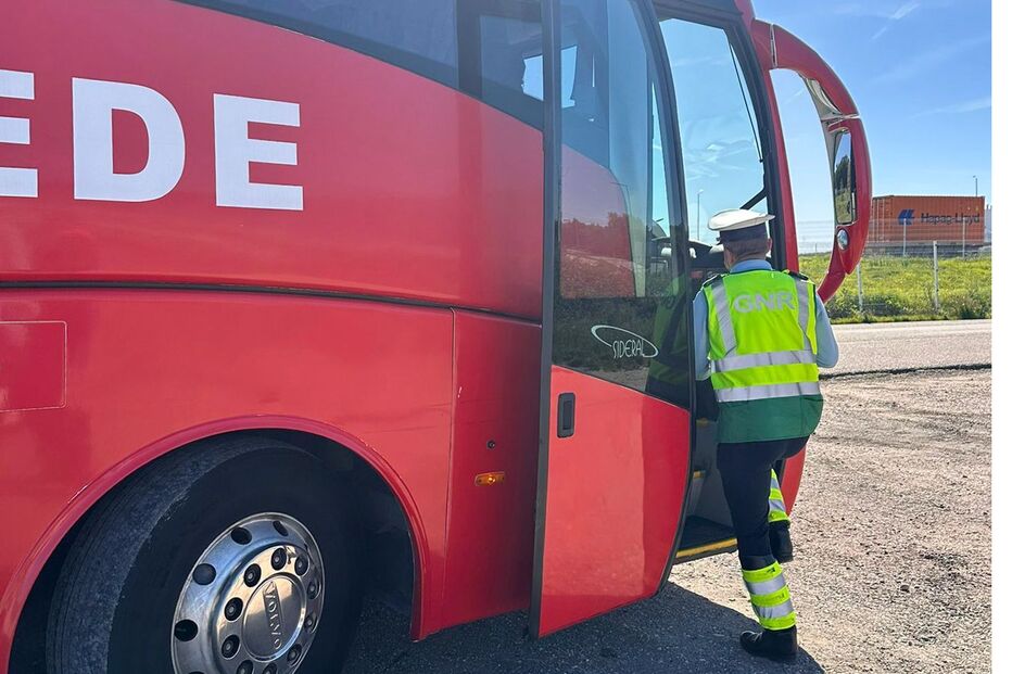 Militar da GNR entra num autocarro