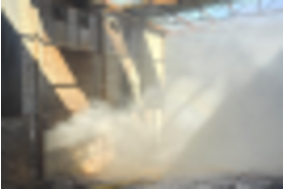 Incêndio atinge pavilhão industrial na Póvoa de Lanhoso; bombeiros combatem as chamas