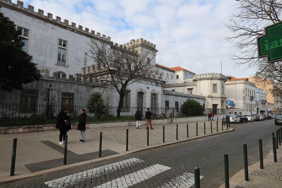 Fachada do edifício militar do quartel da Graça ao abandono e degradado