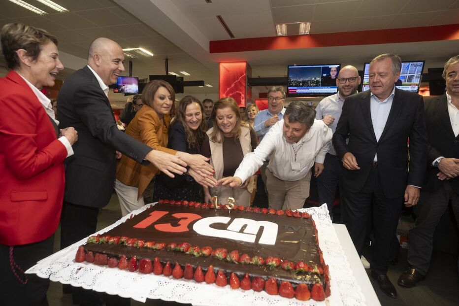 Bolo de aniversário foi soprado em conjunto por colaboradores, amigos e convidados