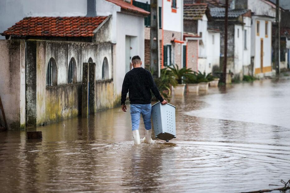 Tempestade ‘Kristin’ deixa Portugal encharcado até aos ossos