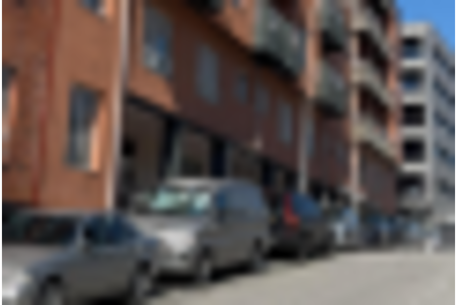 Menina de 5 anos é amparada por vizinho após queda do 1º andar em Famalicão