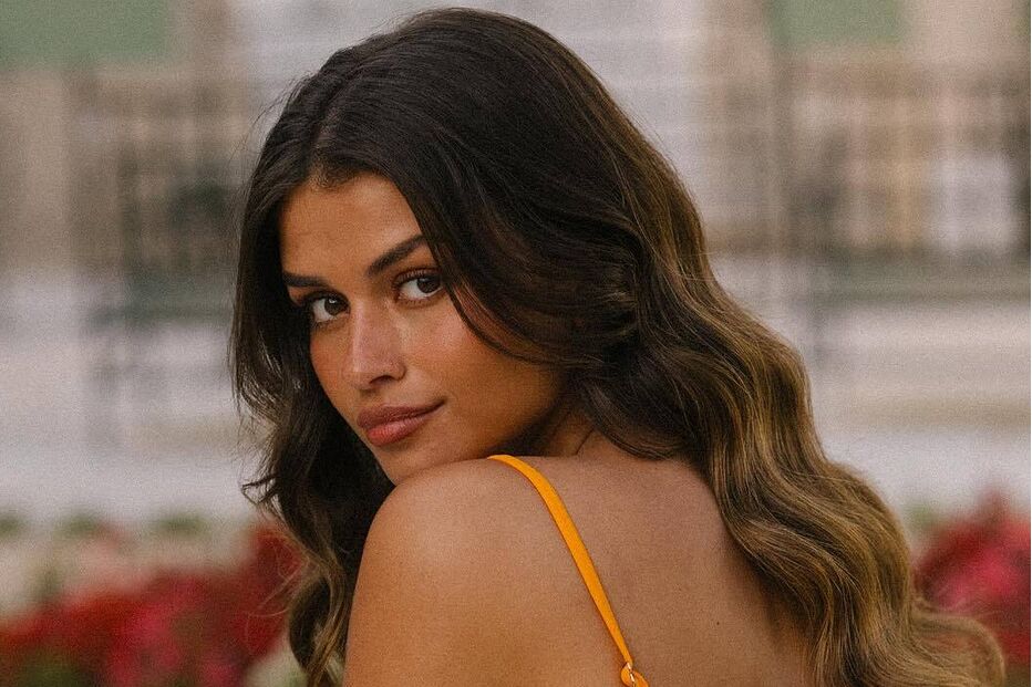 Luisinha Oliveira em fato de banho listrado demonstra sucesso pessoal e profissional