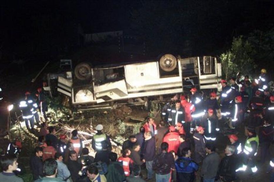 O autocarro caiu numa ravina de mais de 10 metros