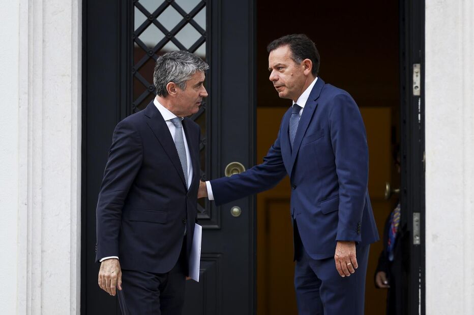 Primeiro-ministro, Luís Montenegro, e o secretário-geral do PS, José Luís Carneiro