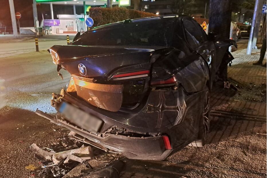 Colisão entre carros de luxo em Braga causa danos materiais; ocupantes ilesos