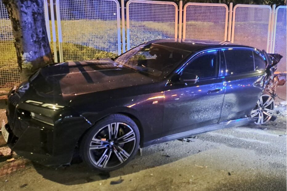 Colisão entre dois carros de luxo em Braga causa danos materiais