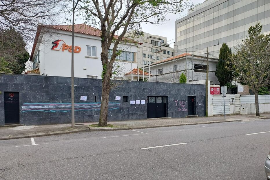 Sede do PSD no Porto vandalizada com mensagem sobre direitos trans