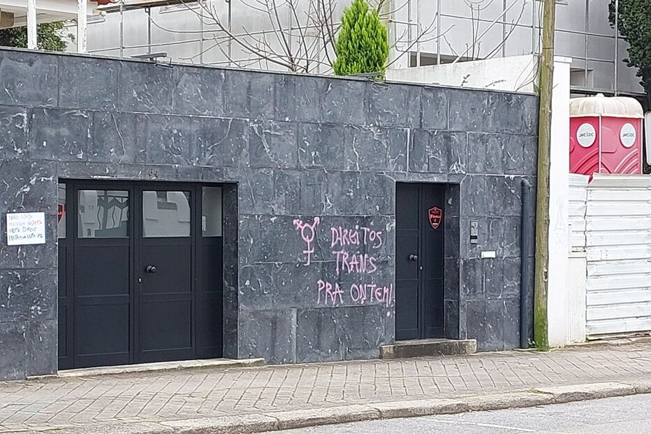 Sede do PSD no Porto vandalizada com mensagem sobre direitos trans e referências a Gisberta