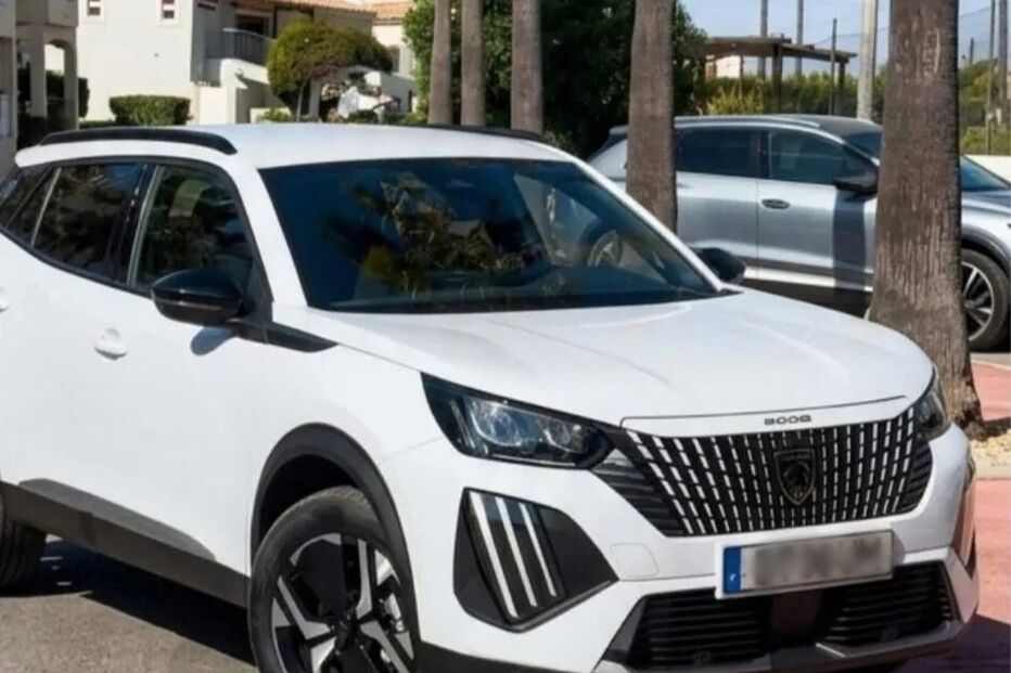 Usava um Peugeot 2008, de cor branca