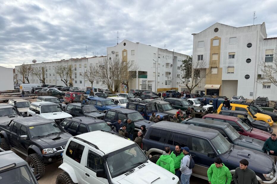 Reunião de entusiastas de veículos todo-o-terreno num espaço urbano