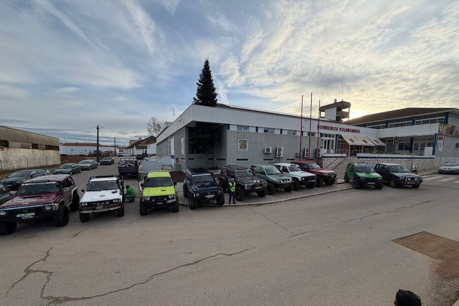 Concentração de veículos todo-o-terreno em frente ao quartel dos Bombeiros Voluntários