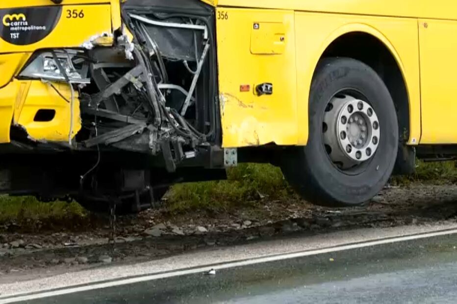 Autocarro colide contra carro na EN 378 em Fernão Ferro