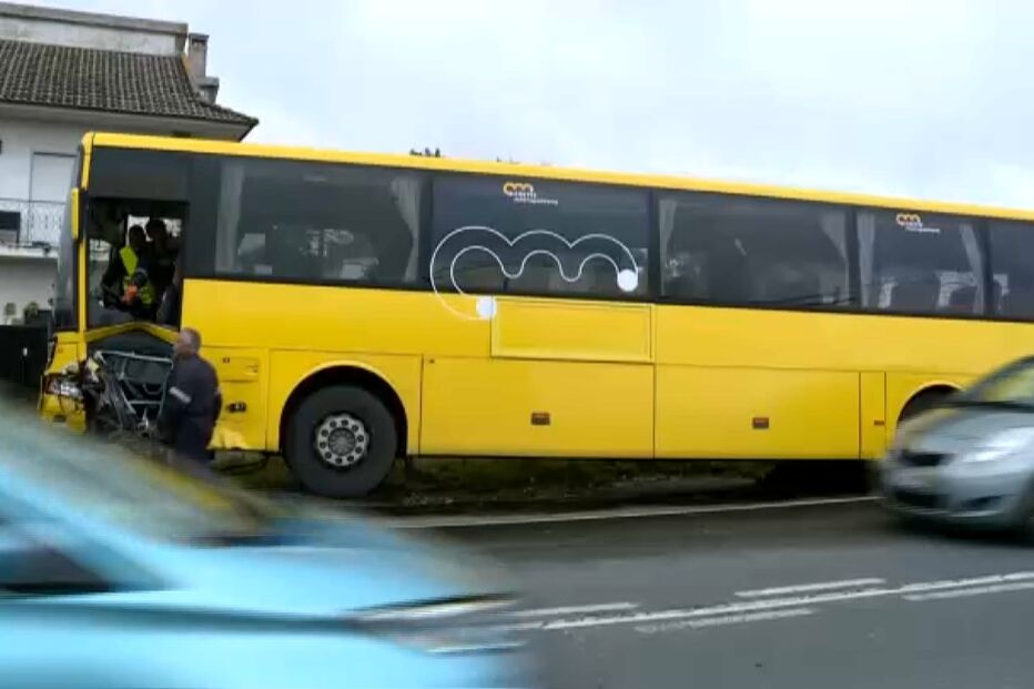 Autocarro colide contra carro na EN 378 em Fernão Ferro