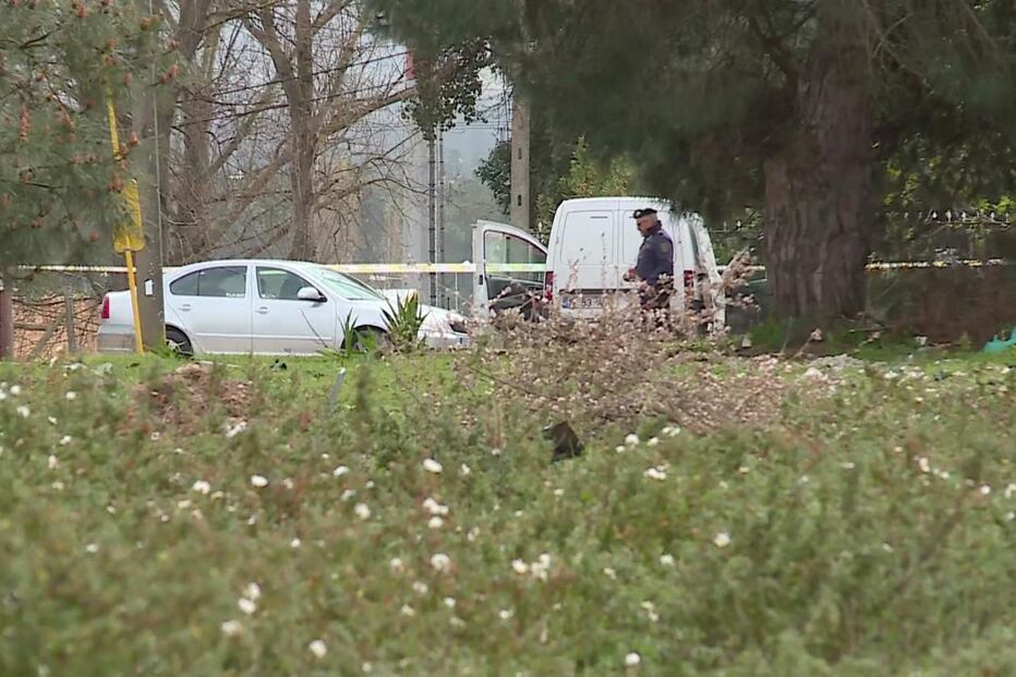 Localização com carro da polícia e investigação em curso