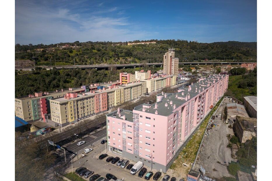 Vista aérea de edifícios coloridos em Lisboa, com destaque para o bairro social da Boavista