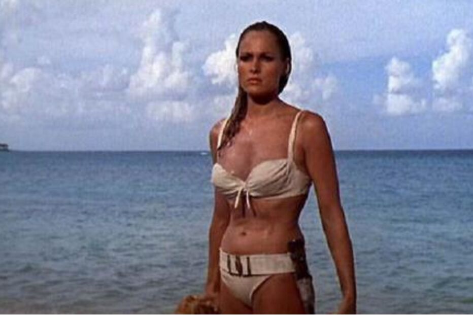 Ursula Andress na praia, no filme 