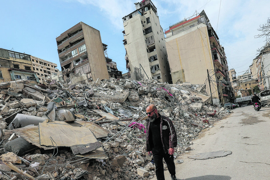 Morador junto a edifício de 15 andares destruído por um ataque israelita