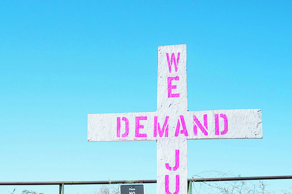 Memorial à entrada de Rancho Zorro, no Novo México