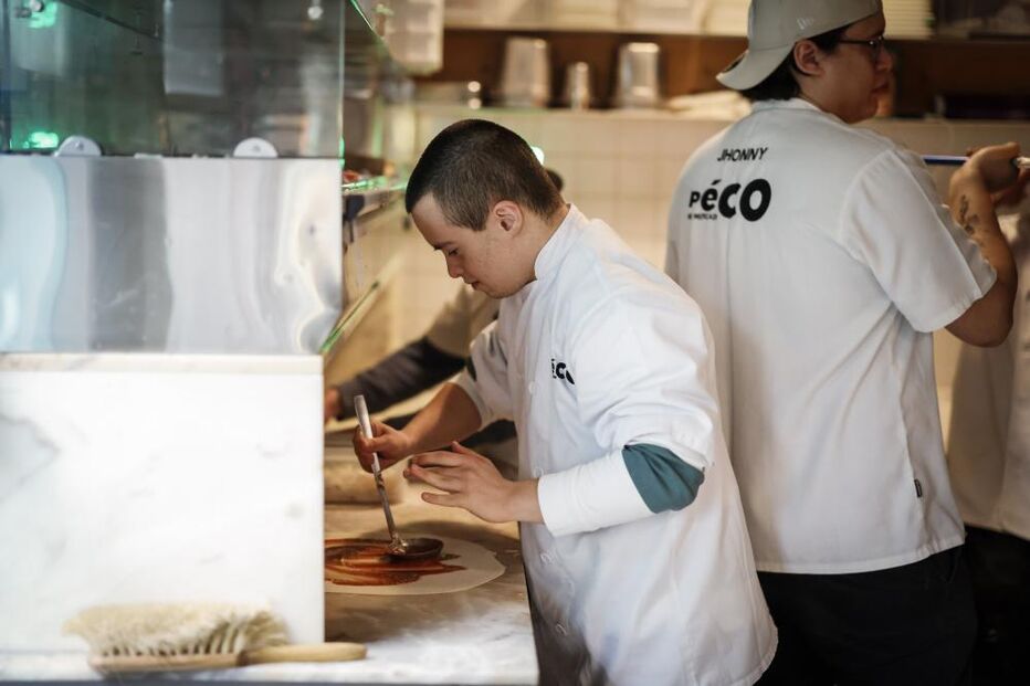 Vice-campeão do mundo de natação, Francisco Montes, de 24 anos e com trissomia 21, trabalha numa pizaria na Foz do Douro, no Porto