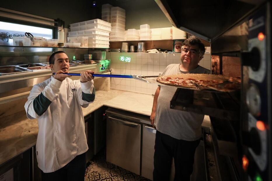 Vice-campeão do mundo de natação, Francisco Montes, de 24 anos e com trissomia 21, trabalha numa pizaria na Foz do Douro, no Porto