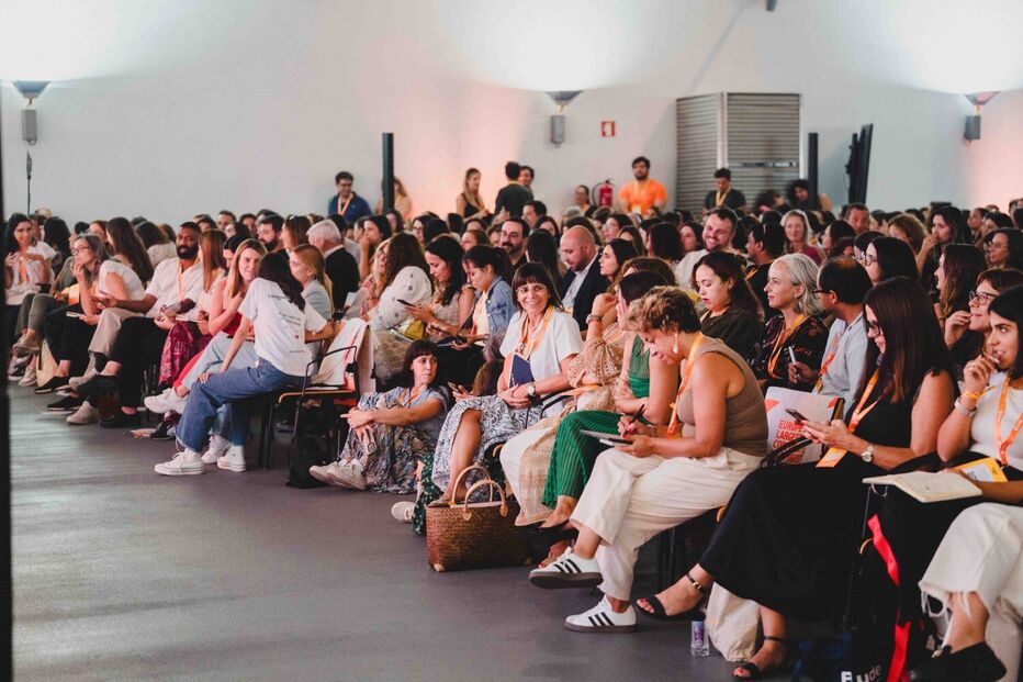 Pessoas reunidas num evento ou conferência