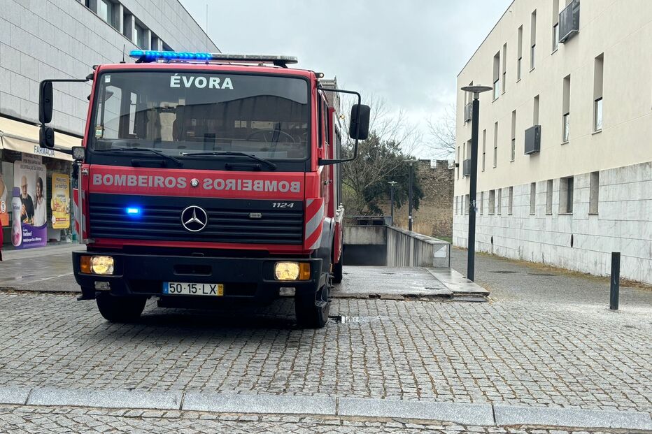 Bombeiros de Évora foram chamados para a ocorrência
