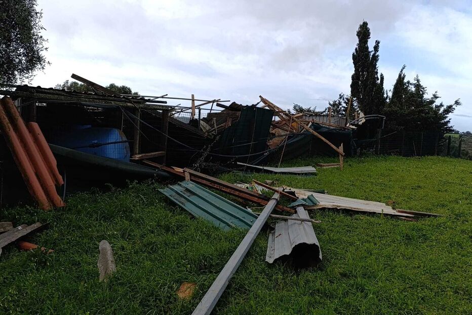 Destroços espalhados em relva após tempestade