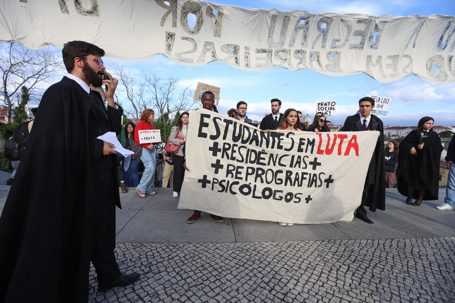 Estudantes em luta por residências, reprografias e psicólogos