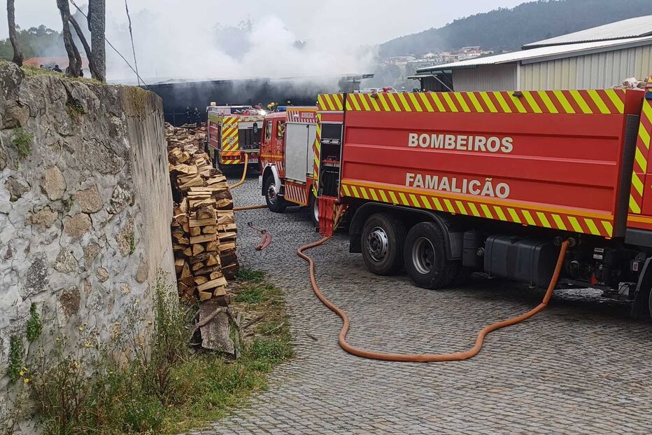 Três veículos ardem em incêndio num armazém de lenha