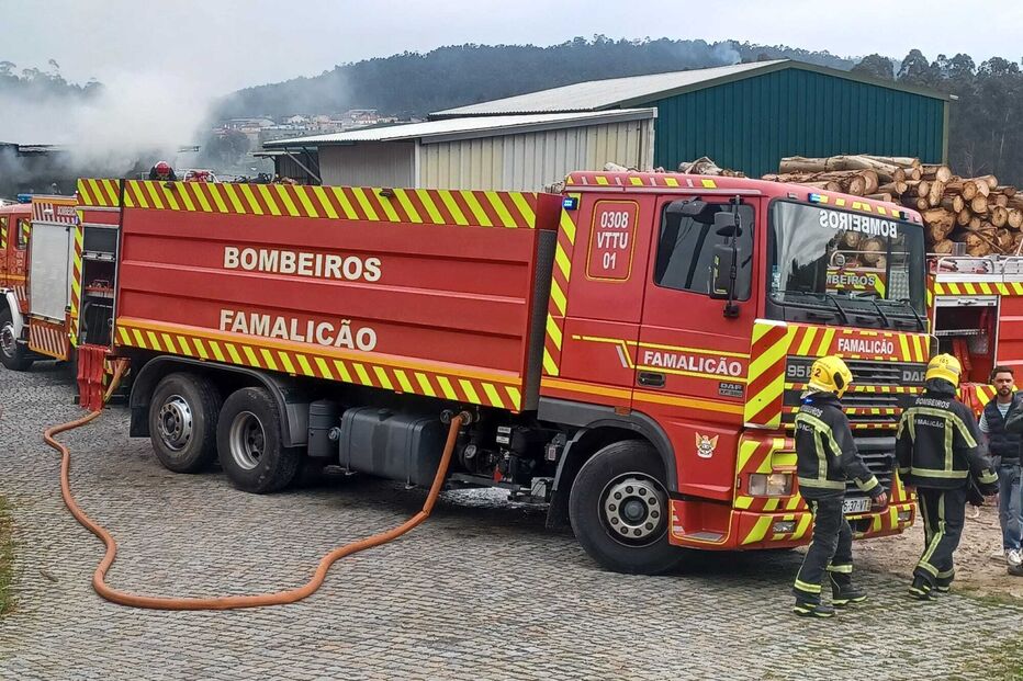 Três veículos ardem em incêndio num armazém de lenha