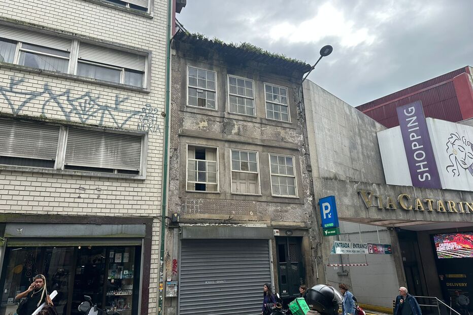 Incêndio deflagra em casa devoluta no centro do Porto