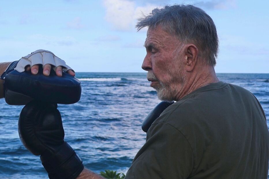 Chuck Norris mantém a forma aos 86 anos com treino de boxe
