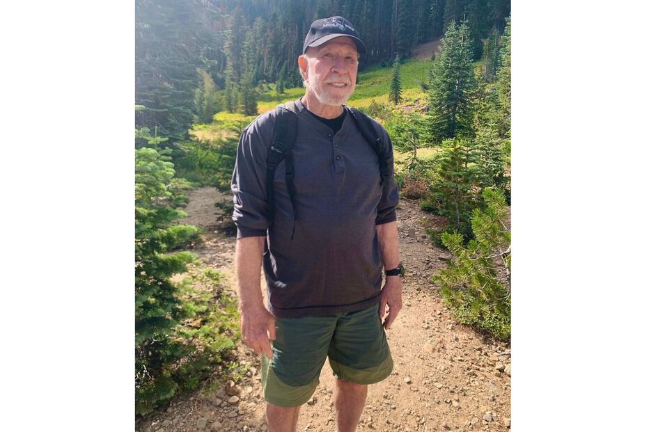 Chuck Norris exibe forma física aos 86 anos com treino intenso