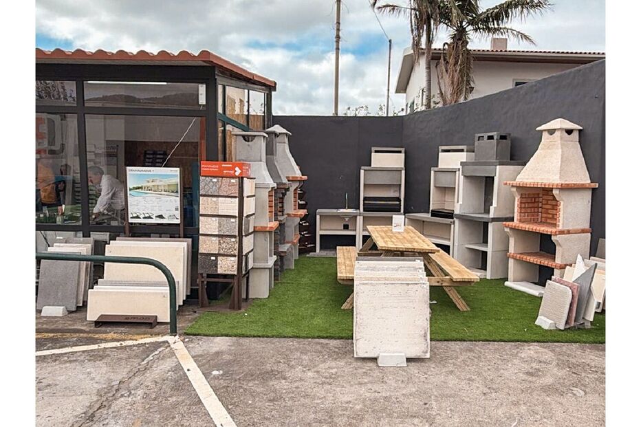 Espaços exteriores com barbecues e mesas de piquenique