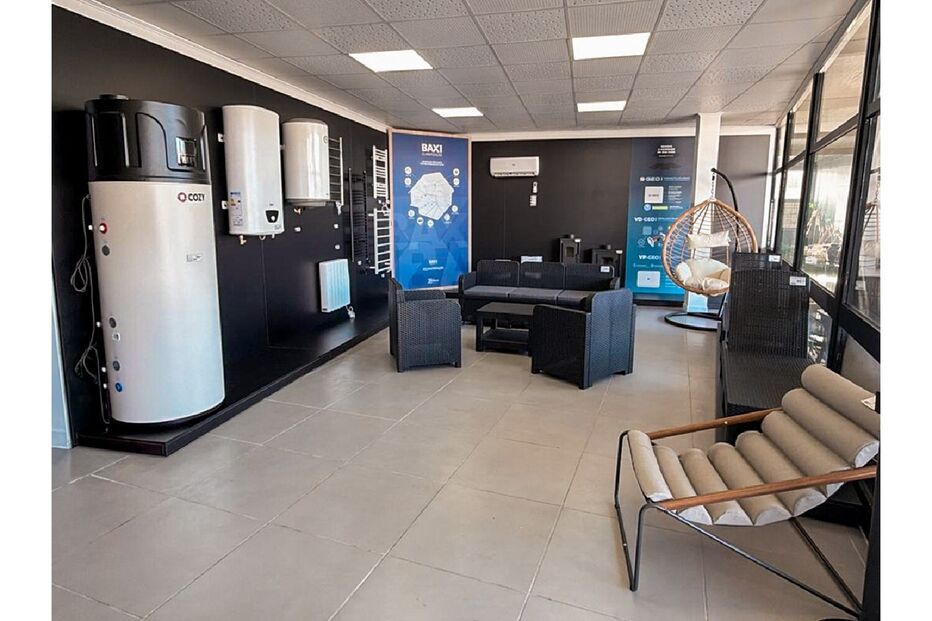 Espaço com equipamentos de climatização e mobiliário de interior e exterior