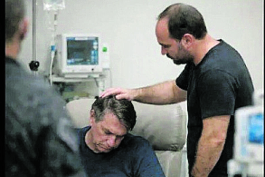 Foto partilhada pelo filho de Bolsonaro mostra o ex-presidente fragilizado