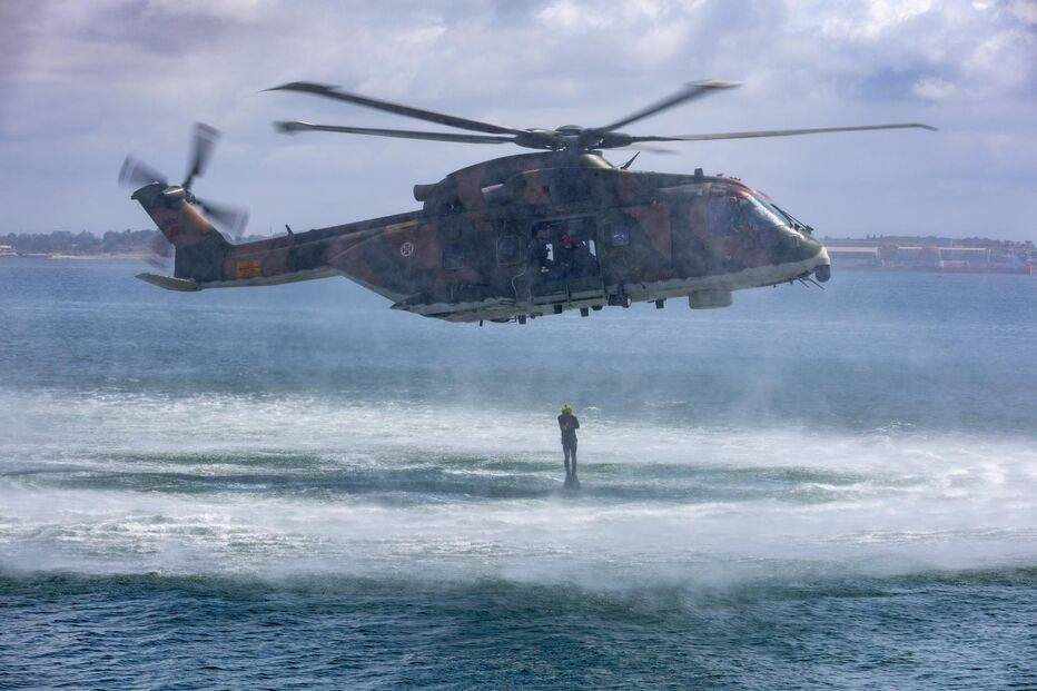 Diana Santos, a primeira mulher recuperadora-salvadora militar, pronta para ajudar em locais de difícil acesso
