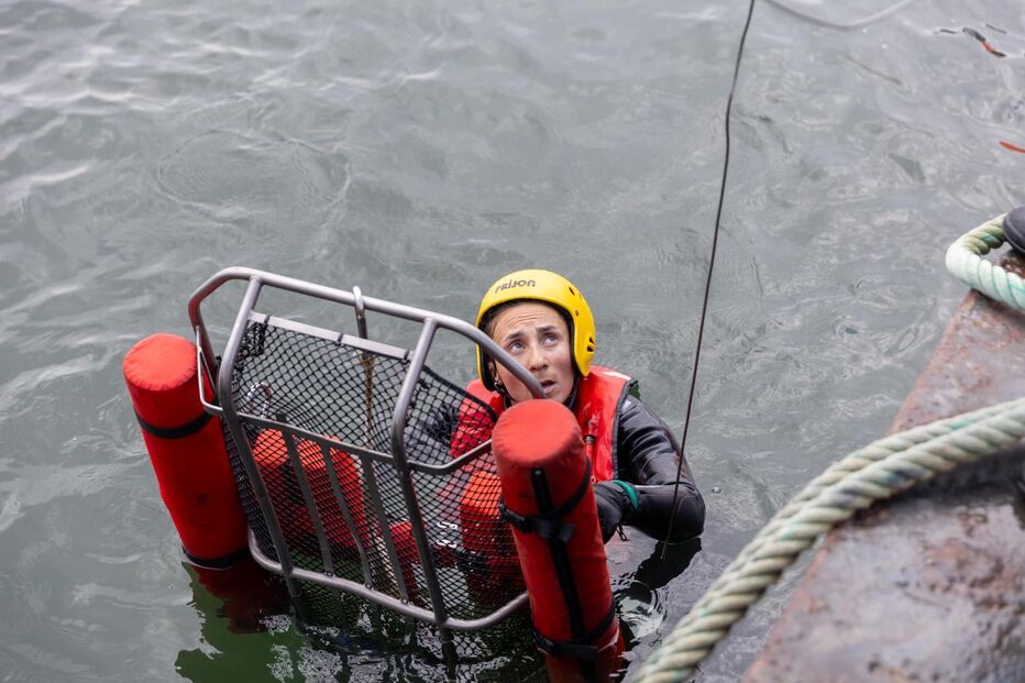 Diana Santos, primeira mulher recuperador-salvador, pronta para auxiliar em locais de difícil acesso