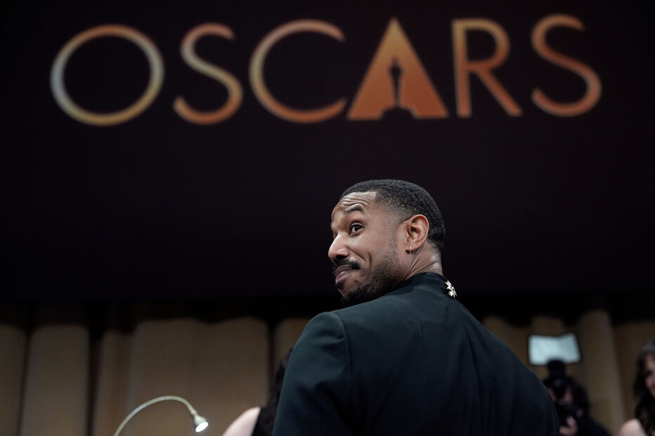 Michael B. Jordan nos Óscares comemora com um hambúrguer.
