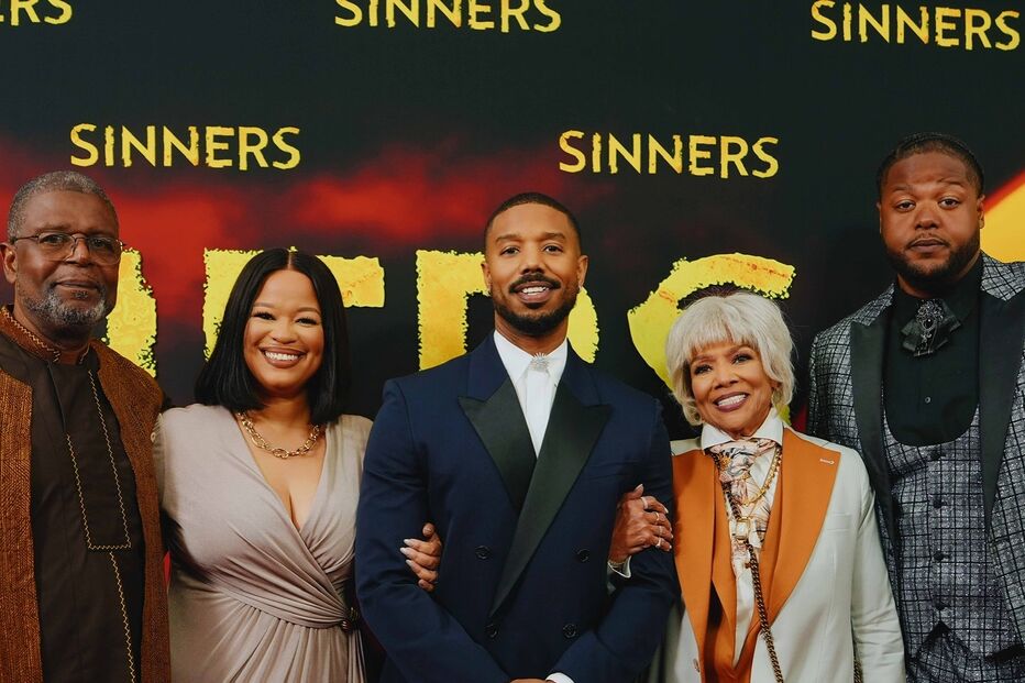 Michael B. Jordan celebra Óscar num estabelecimento de fast food.
